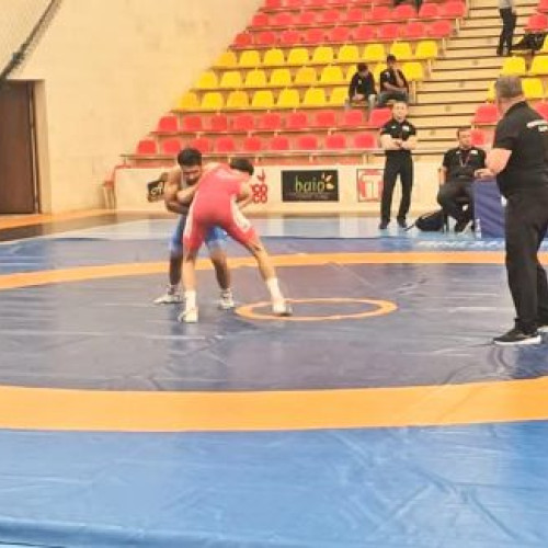 Sportivii de la CS Petrolul Ploiesti strălucesc la Campionatul Național de Lupte U20