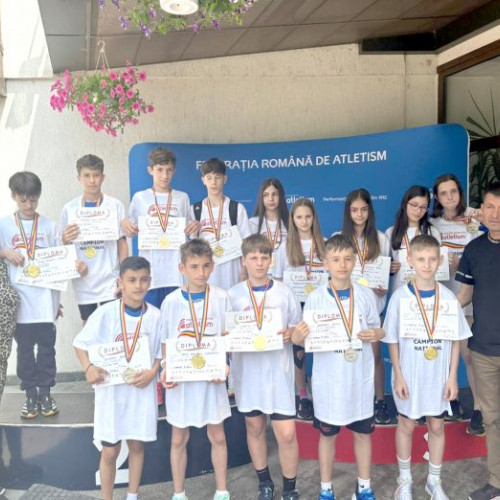 Atletii ploiesteni de la CSS Republica, pregatiti de profesorii Maria si Florin Andrei, au obținut rezultate remarcabile la Campionatul Național U14 și U13, care s-a desfășurat pe stadionul "Iolanda Balas Soter" din București, în perioada 31 mai - 1 iunie 2025. Potrivit ziarulprahova.ro, în cadrul competiției, sportivii au reușit să câștige trei medalii de aur și să devină campioni naționali în probele de ștafetă 5 x 80 m, demonstrând că sunt printre cei mai buni din țară la aceste categorii de vârstă.