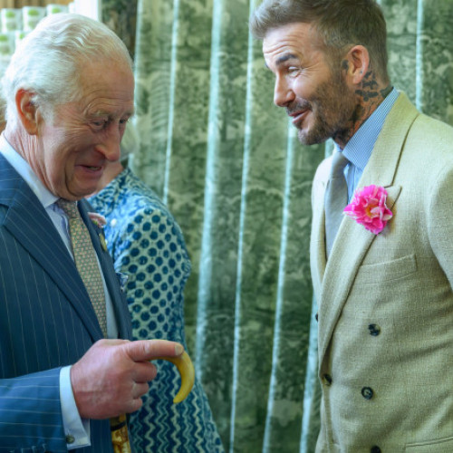 David Beckham va primi titlul de cavaler în săptămâna viitoare, în cadrul sărbătoririi zilei de naștere a regelui Charles al III-lea, potrivit unor surse citate de digi24.ro. Fotbalistul a fost pe lista de cavaleri de mai bine de zece ani, după ce a jucat de peste 100 de ori pentru naționala Angliei și a devenit cunoscut pentru activitatea sa caritabilă, în special în domeniul sprijinului pentru copiii defavorizați.