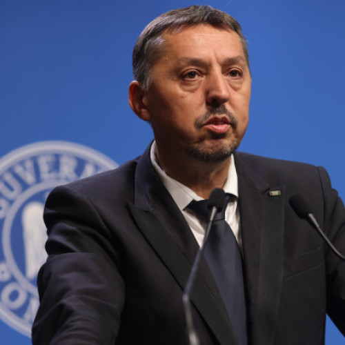 Ministrul Educației, Daniel David, îndeamnă elevii să se pregătească temeinic pentru Bacalaureat 2025, care începe marți, 10 iunie, cu proba la Limba și literatura română. Potrivit digi24.ro, oficialul subliniază că rezultatele examenului nu trebuie să le definească valoarea ca persoane, ci doar nivelul de pregătire din acel moment.