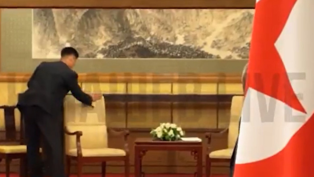 Agent nord-coreean dezinfectează obiectele atinse de Kim Jong-un la întâlnirea cu Putin