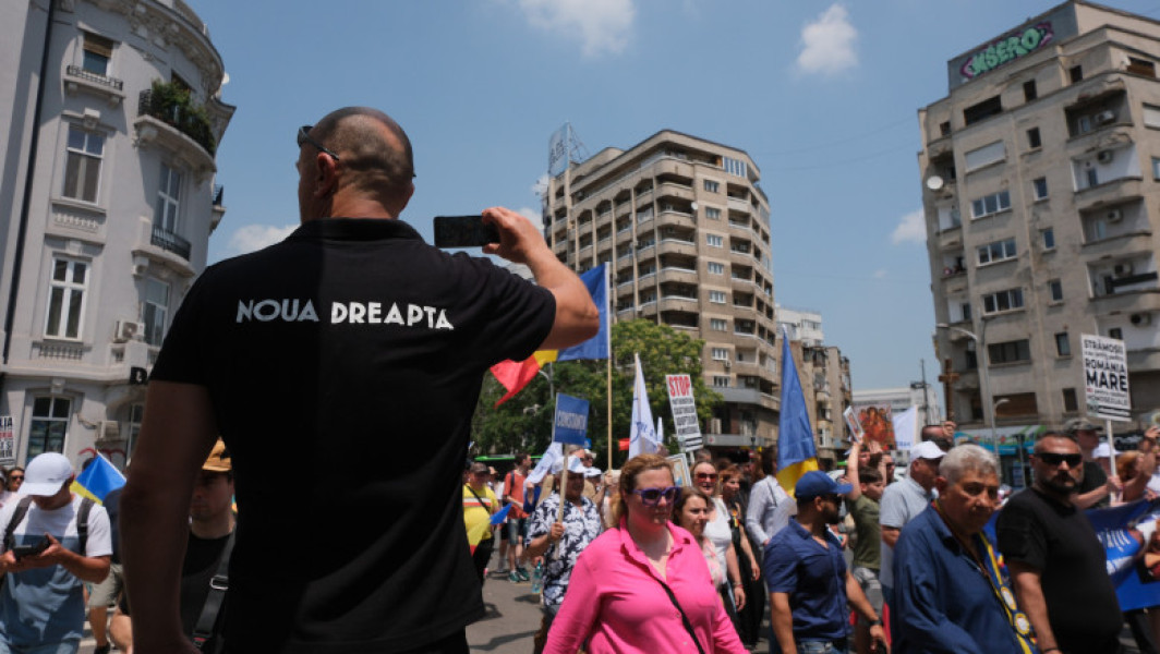 Membru al Noua Dreaptă condamnat la închisoare cu suspendare pentru lipire de stickere la o sinagogă din București