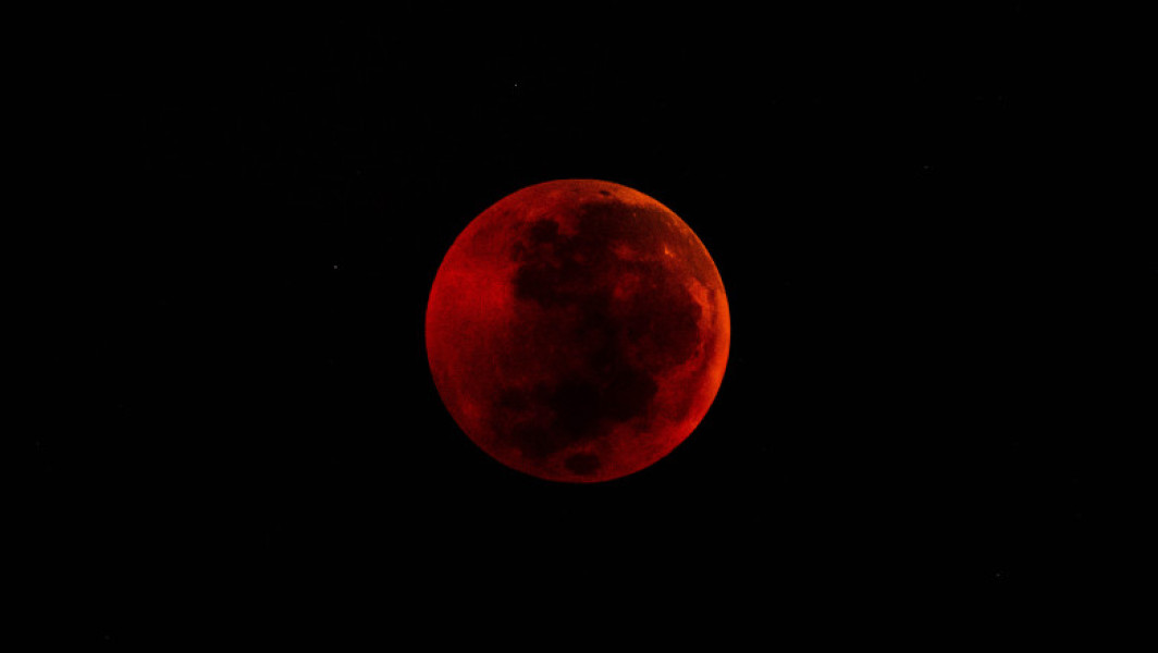 Eclipsă totală de lună vizibilă în România în noaptea de 7 spre 8 septembrie