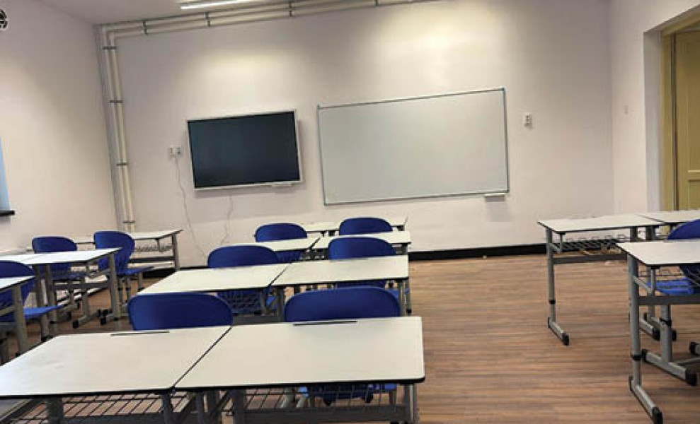 Comarnic investește în educație: mobilier nou și ghiozdane pentru elevi
