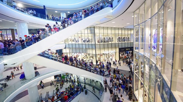 Românii au petrecut mai mult timp în malluri și au cheltuit mai mult în ciuda dificultăților economice