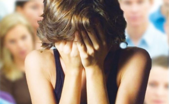 Adolescentele, tot mai afectate de presiunea mediului online privind aspectul fizic