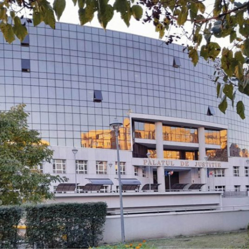 Protest în Piața Victoriei față de deciziile guvernamentale recente