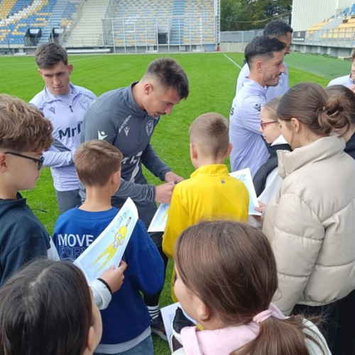 Elevii de clasa a V-a au vizitat stadionul Ilie Oană și s-au întâlnit cu jucătorii