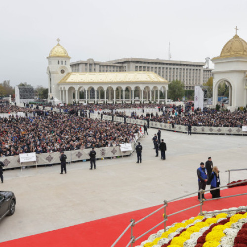 Creștini ortodocși în cozi la Catedrala Națională pentru a vizita altarul