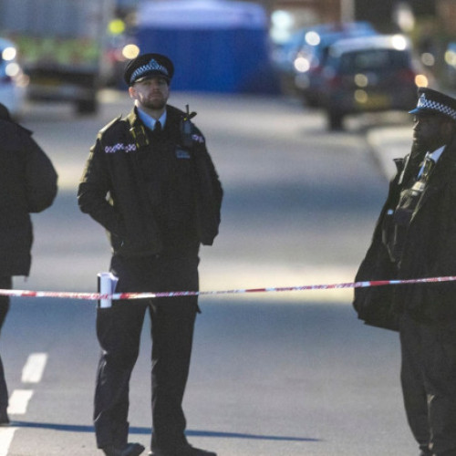 Un bărbat a murit iar alți doi au fost răniți în urma unui atac cu cuțitul în vestul Londrei