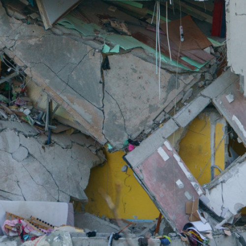 Deflagrația din Rahova a afectat grav etajele 5 și 6 ale blocului