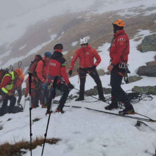 Bărbat găsit în viaţă după două zile în Făgăraş, complet nepregătit pentru munte