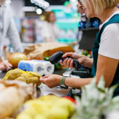 Femeile gravide și persoanele cu copii mici au prioritate la casierii și parcări publice